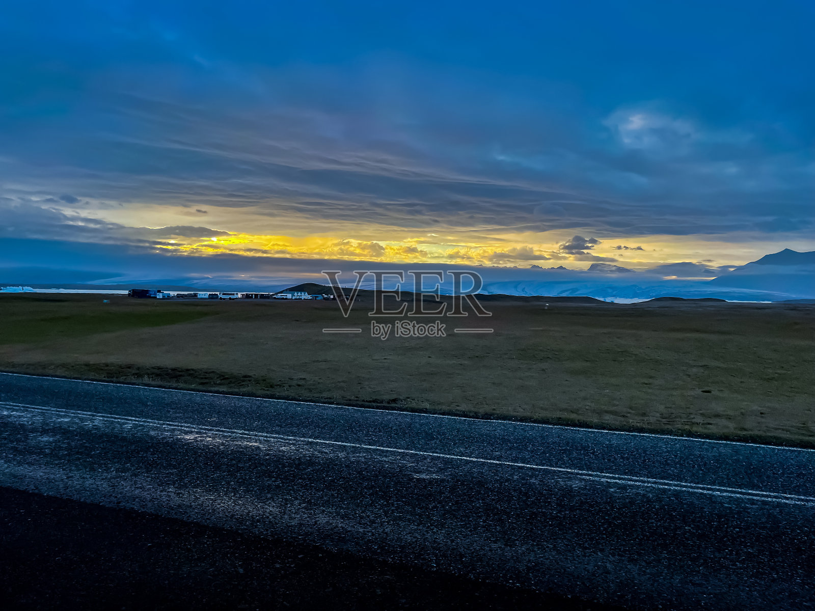 美丽的冰岛风景，神奇的日落在山上和一个湖照片摄影图片