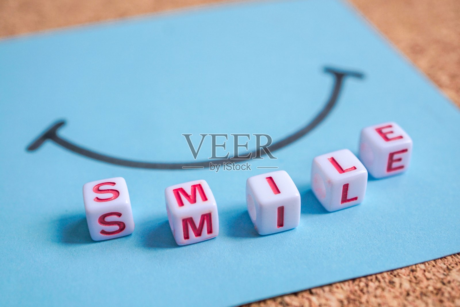 微笑字配红方字母，感受和情绪照片摄影图片