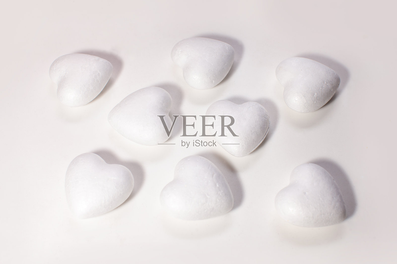 白色背景上孤立的白色心脏照片摄影图片
