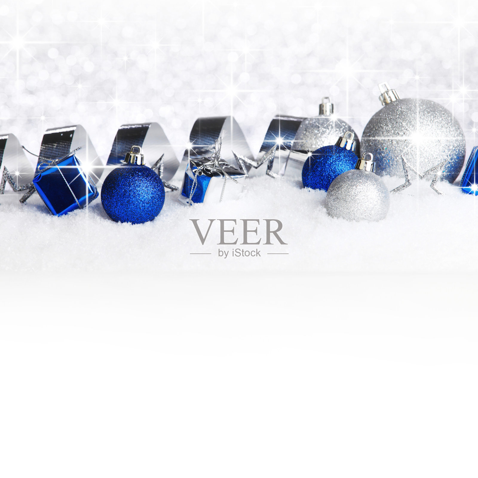 雪上的圣诞装饰照片摄影图片