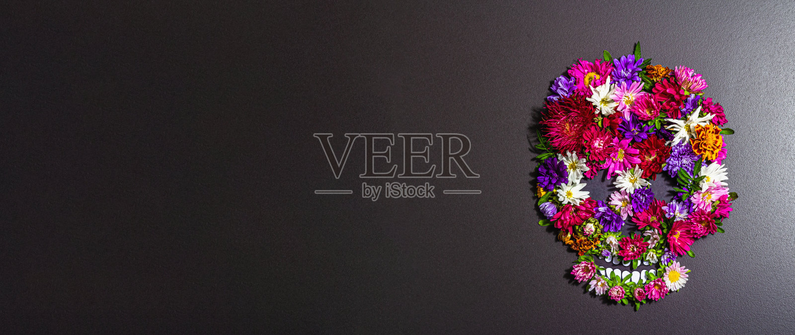 墨西哥亡灵节纸质骷髅头与传统鲜花照片摄影图片