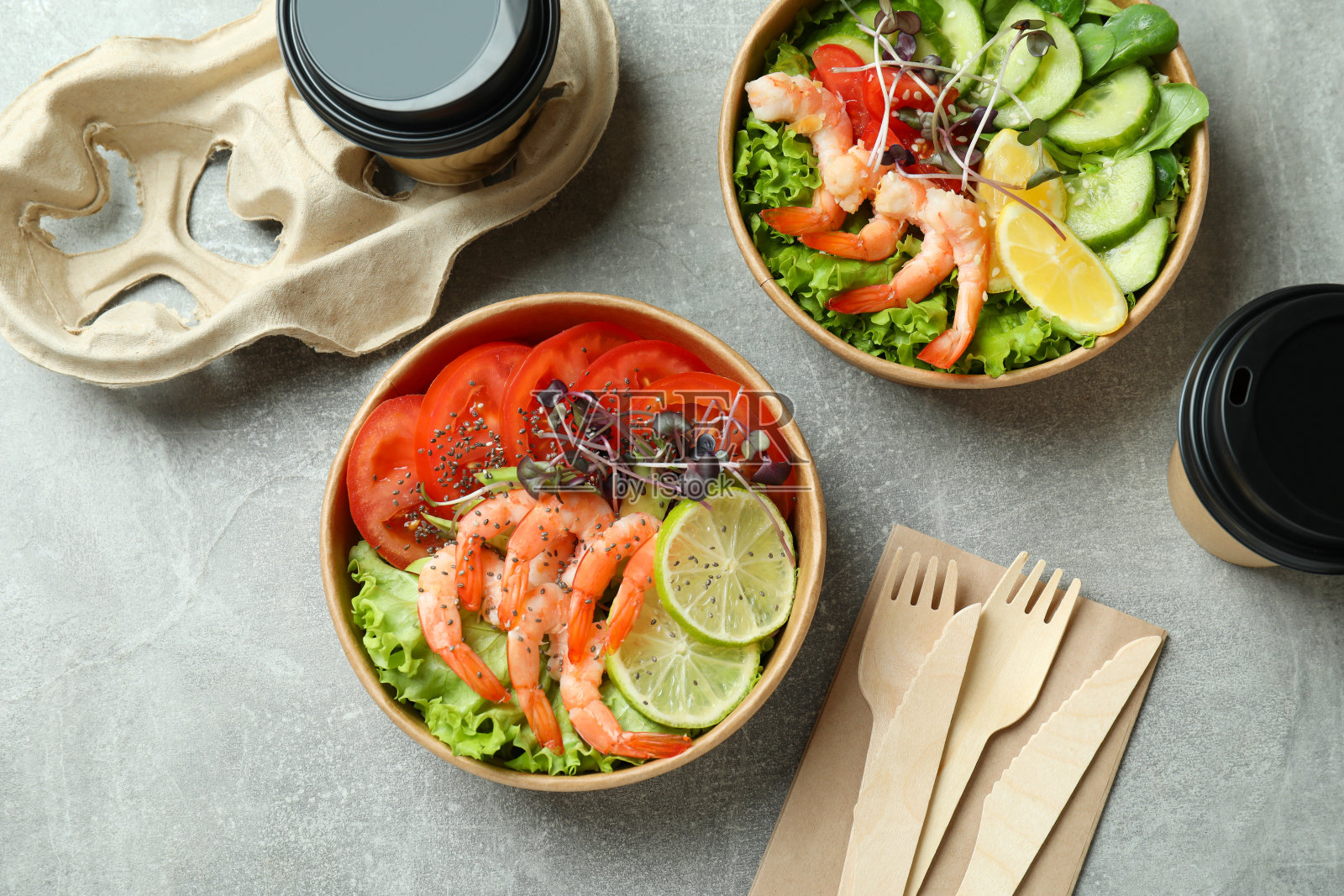 灰色的餐桌上，美味的虾沙拉照片摄影图片