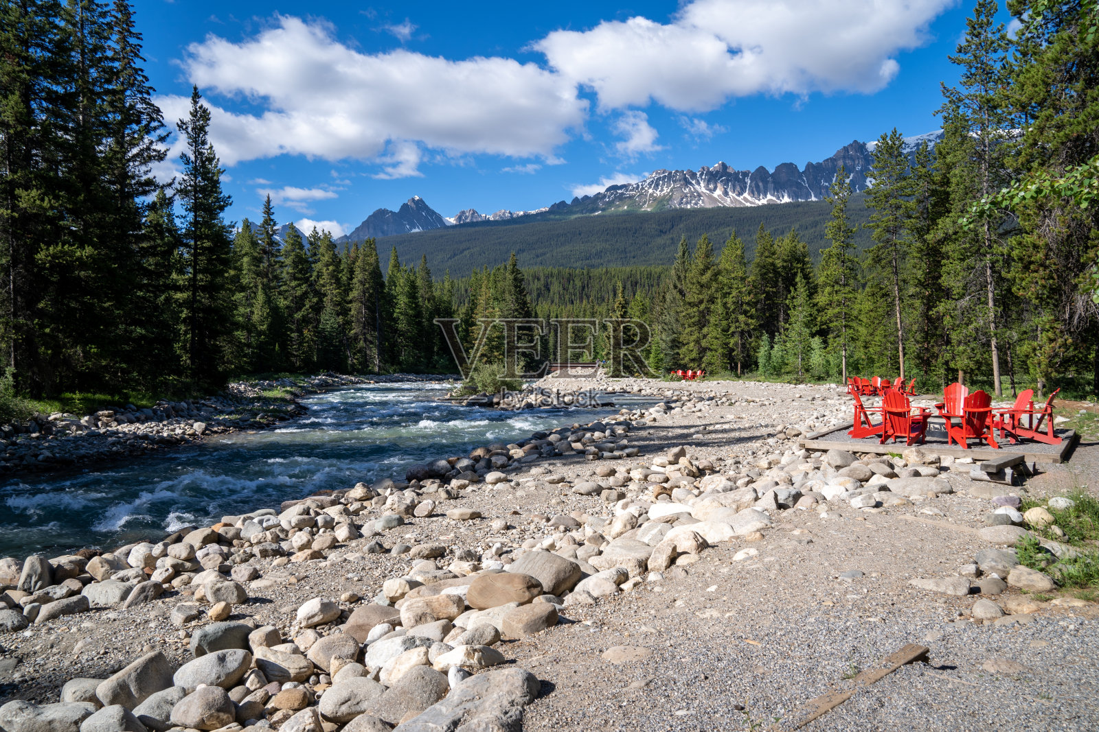 加拿大班夫国家公园的弓谷公园路旁的小溪旁的红色阿迪朗达克椅照片摄影图片