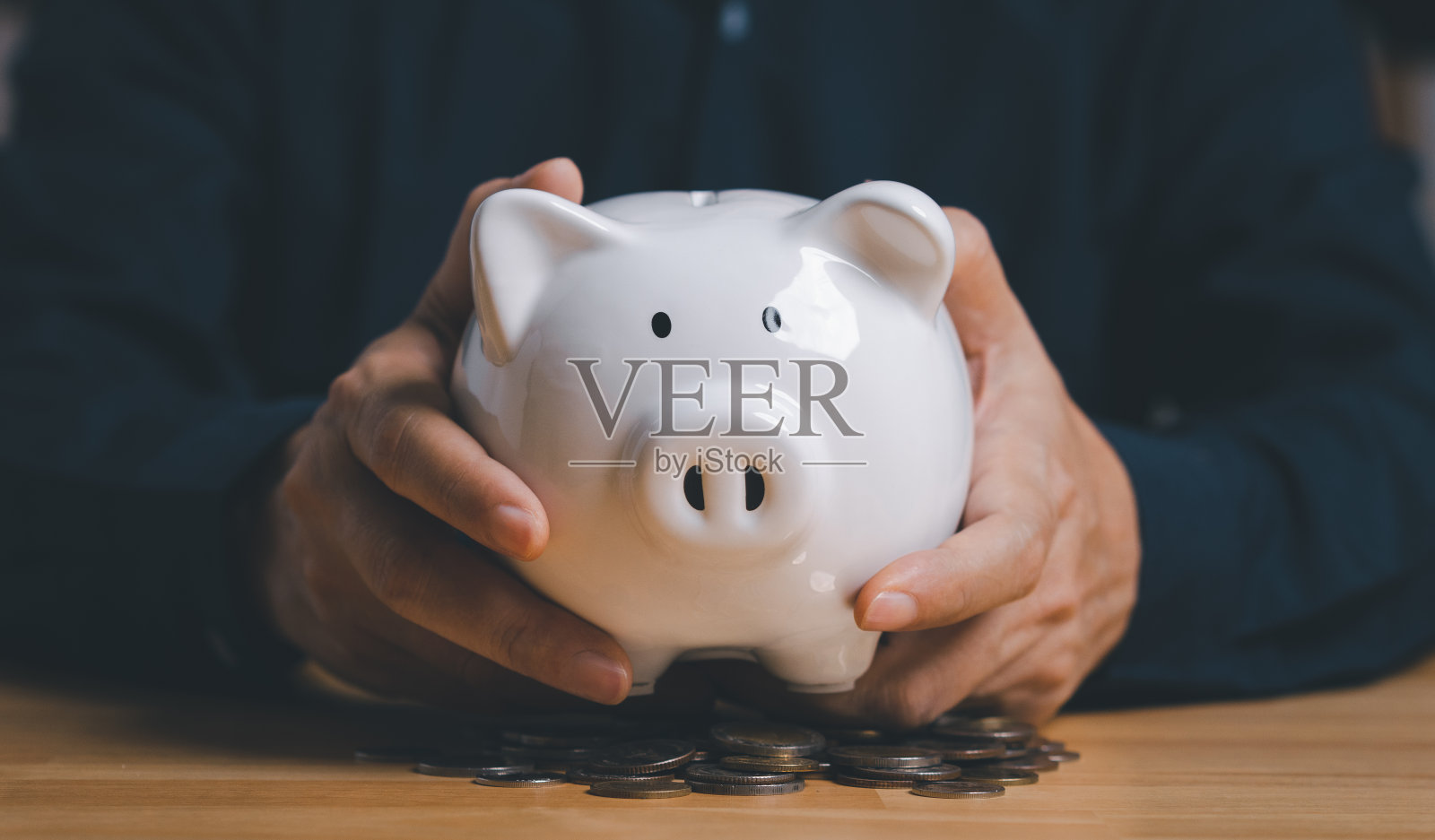 存钱罐的省钱理念。照片摄影图片