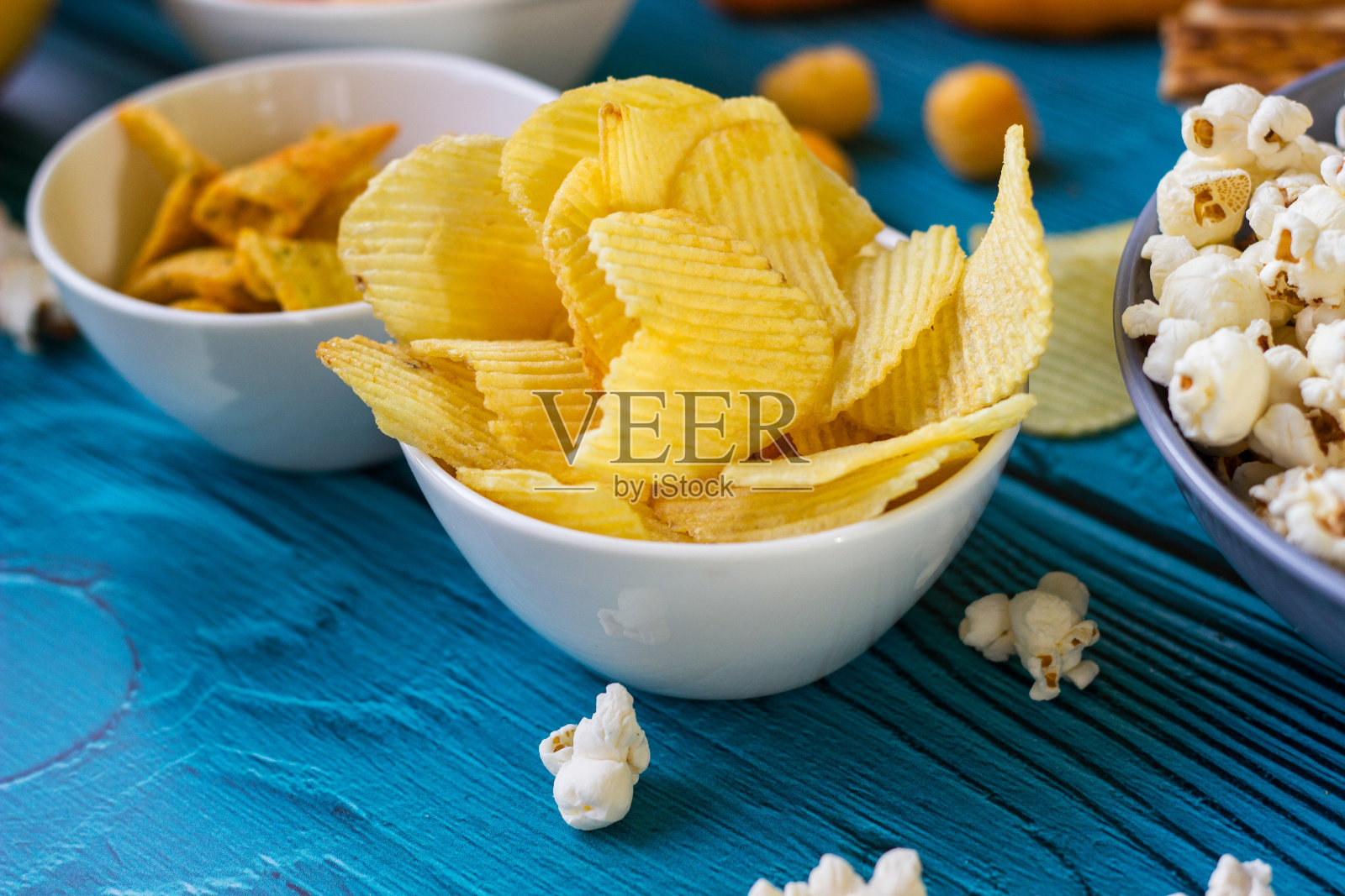 啤酒咸零食在木桌上照片摄影图片