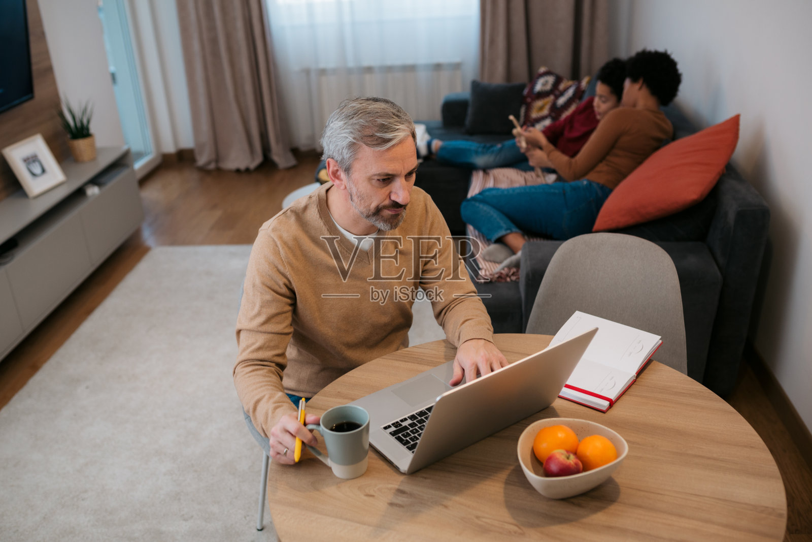 中年男子在家用笔记本电脑工作照片摄影图片