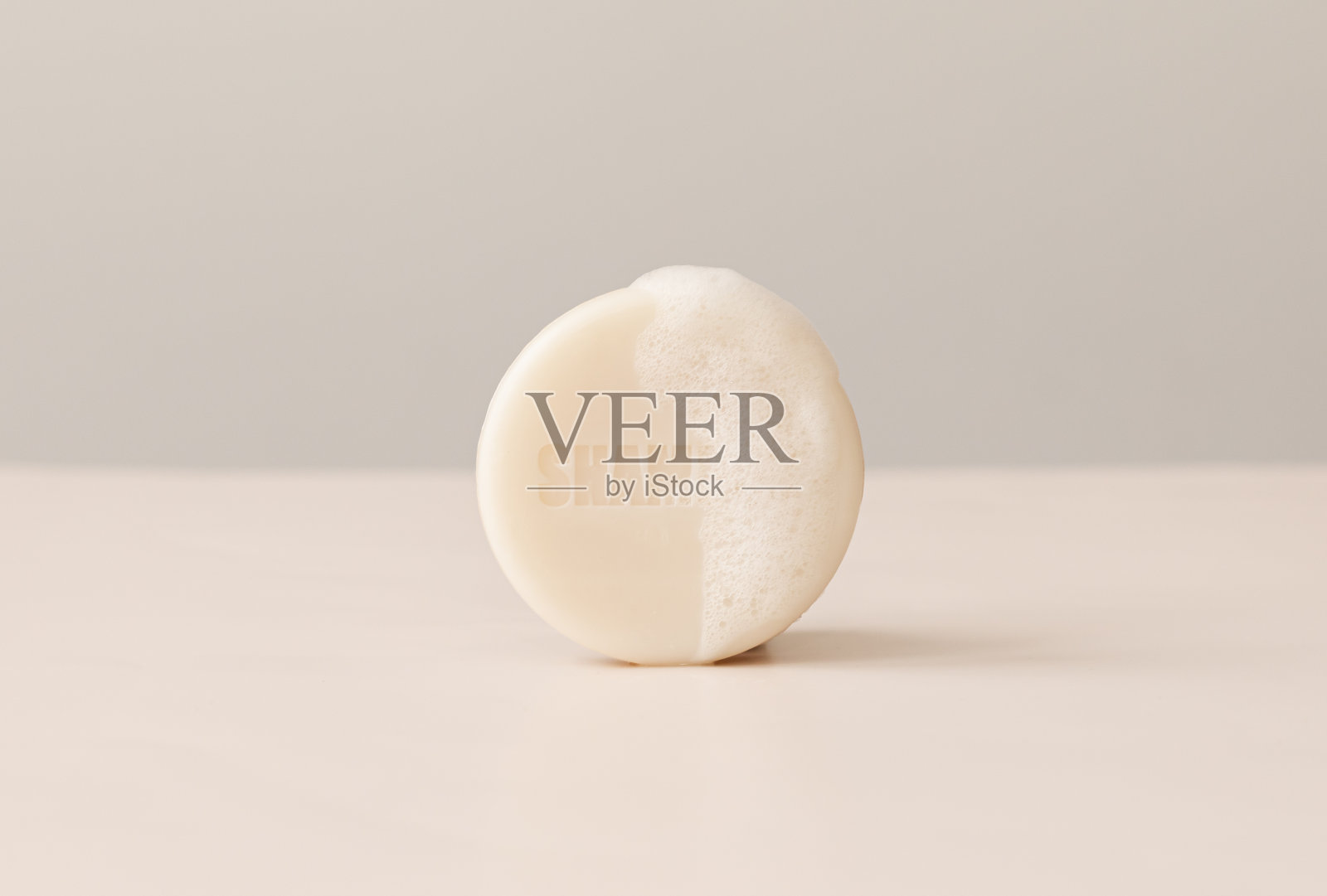 圆形干燥手工香波棒上注明“洗发水”和泡沫，由冷榨油，素食配方，在粉红色的背景。含硅树脂，硫酸盐，不含人工色素，环保，零浪费。副本的空间。水平照片摄影图片