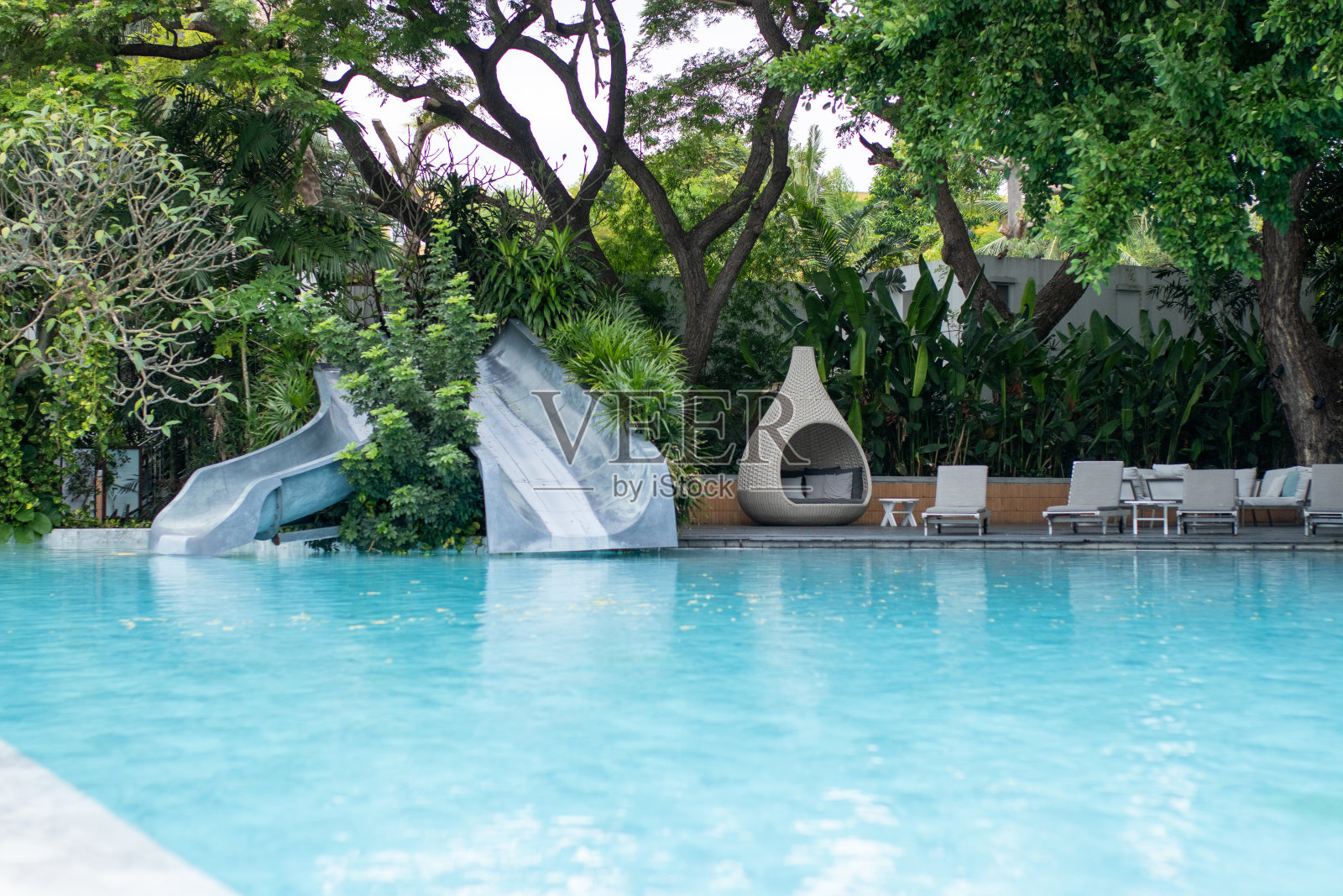 滑梯和游泳池。暑假的概念。照片摄影图片