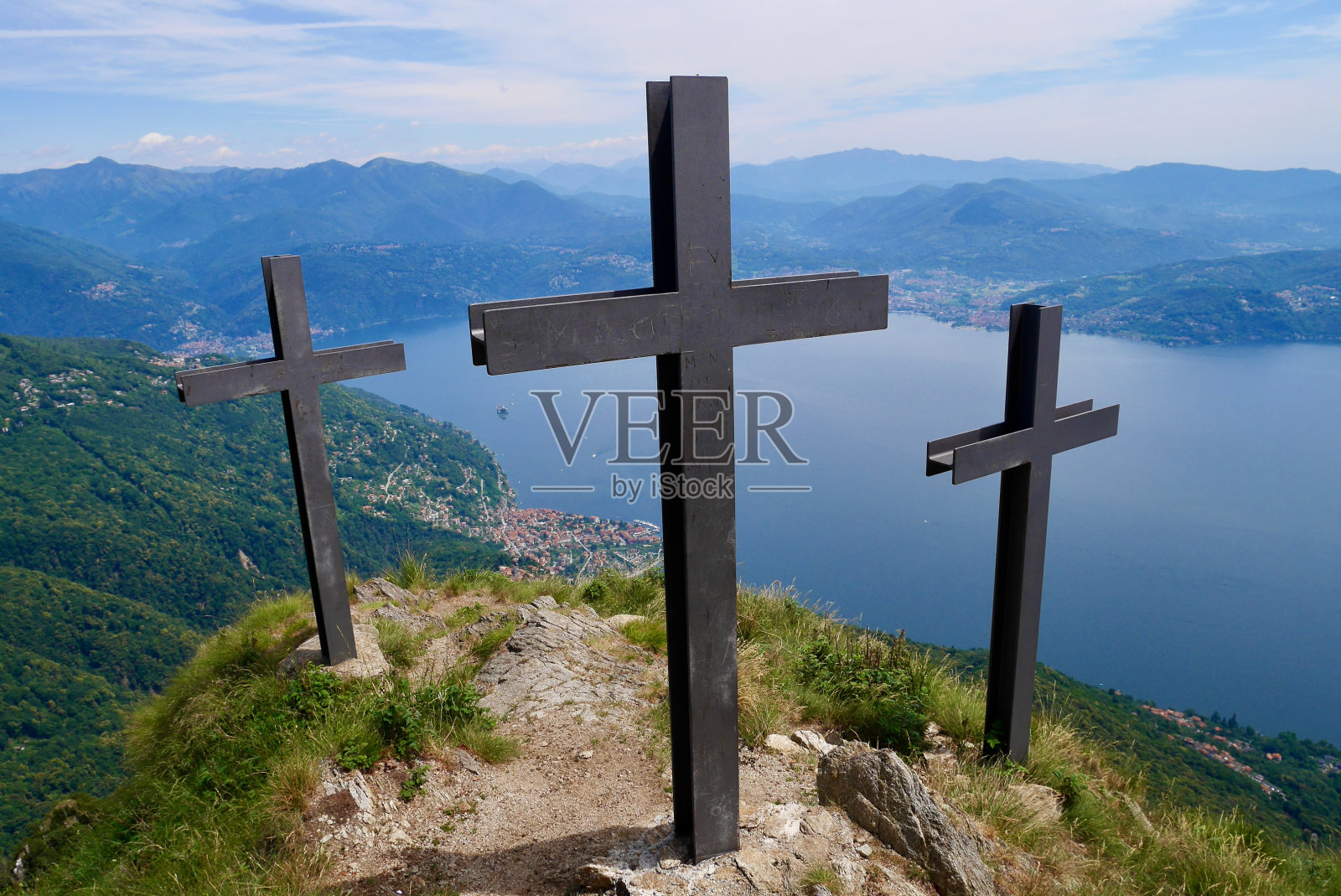 西玛迪莫里索罗山顶的三个十字架提供马乔雷湖的壮丽景色。意大利伦巴第。照片摄影图片