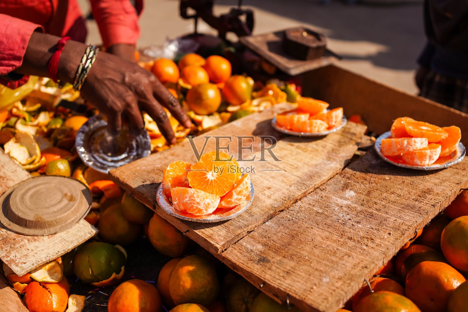 在印度新德里的一个市场上，盘子上切好的橙子特写镜头照片摄影图片