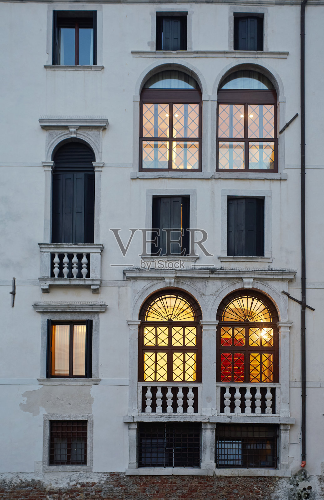 威尼斯夜景的窗户在墙的正面照片摄影图片