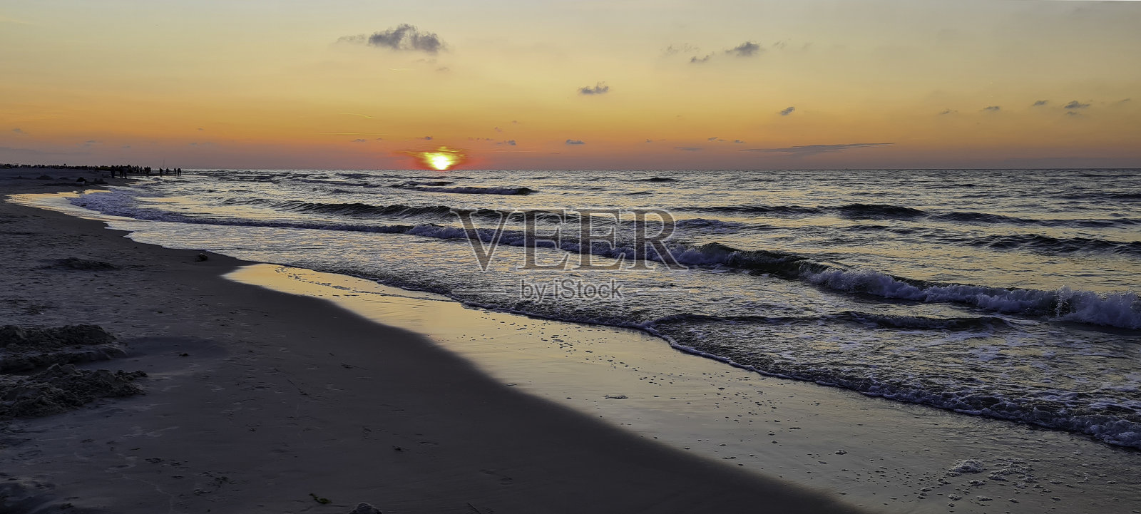 波罗的海的日落，波兰波美拉尼亚的卢比亚托沃照片摄影图片
