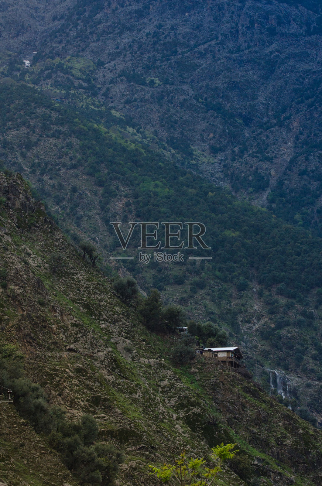 垂直拍摄一座建在青山斜坡上的小房子照片摄影图片