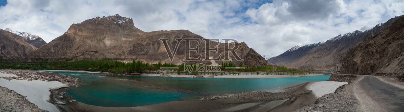 在落基山脉环绕的湖岸，郁郁葱葱的绿树尽收眼底照片摄影图片