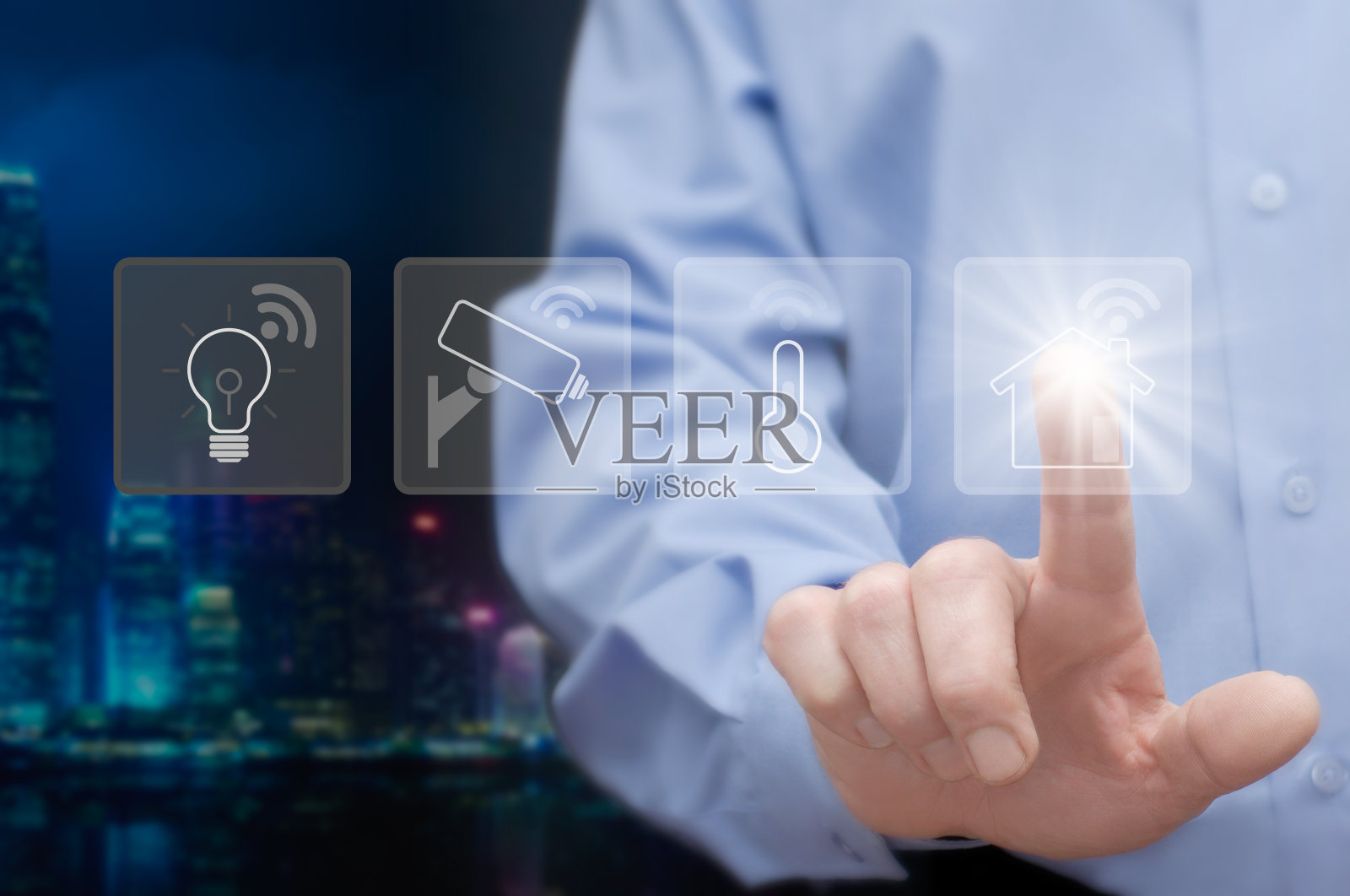 Man触摸智能家居服务的图标，包括安全、照明、电源、气候控制等。智能家居/智能住宅的概念。照片摄影图片