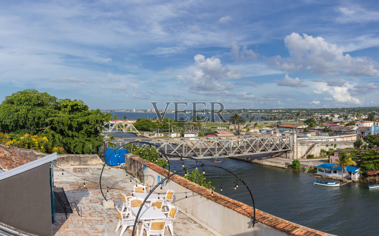 圣胡安河的景观，周围的桥梁和居民区照片摄影图片