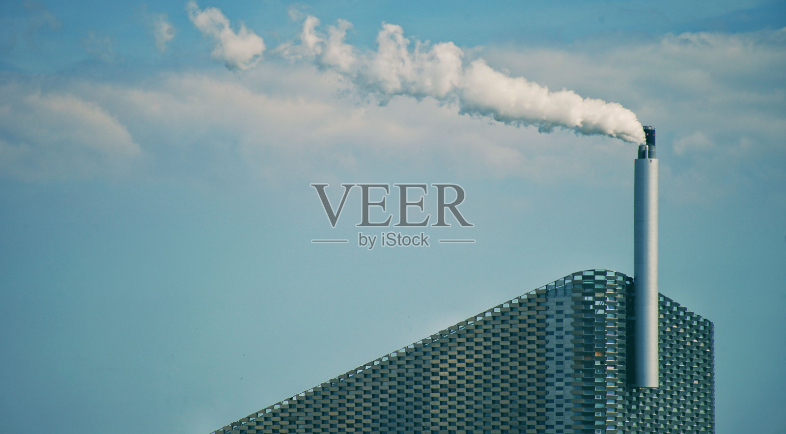 烟从烟囱里冒出来照片摄影图片