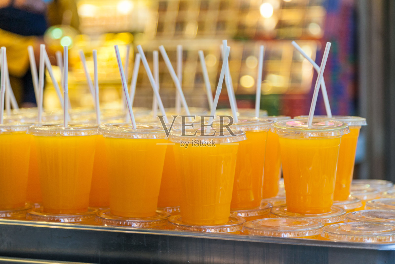 橙汁的特写杯与吸管照片摄影图片