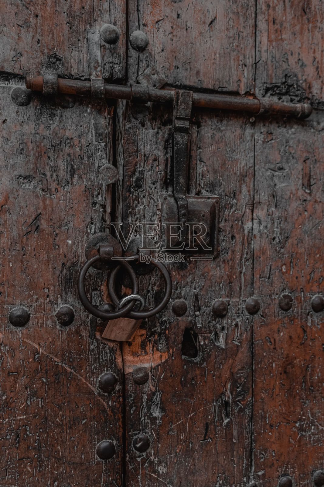 非斯麦地那的一扇典型的老式木门照片摄影图片
