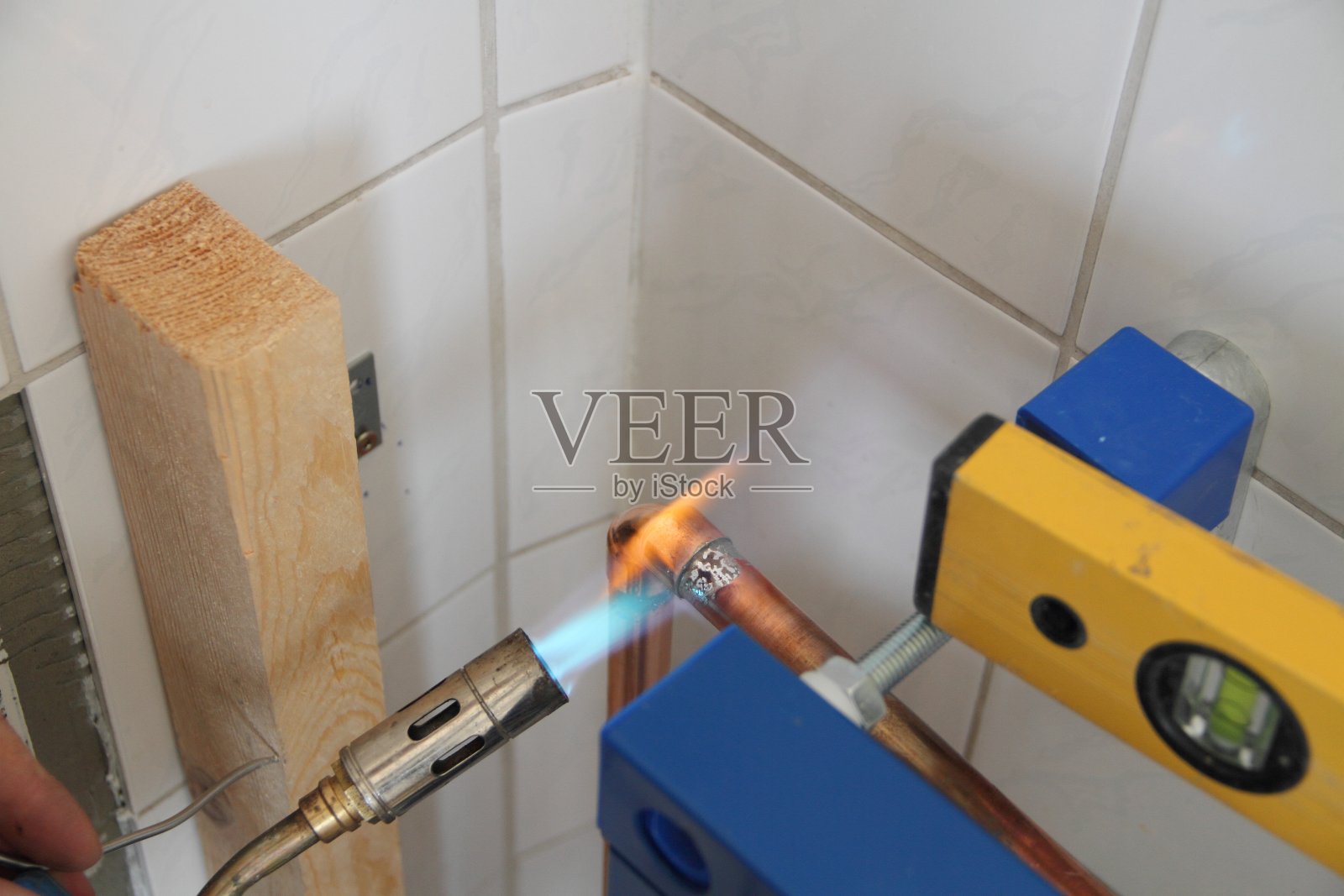 水管工在工作照片摄影图片