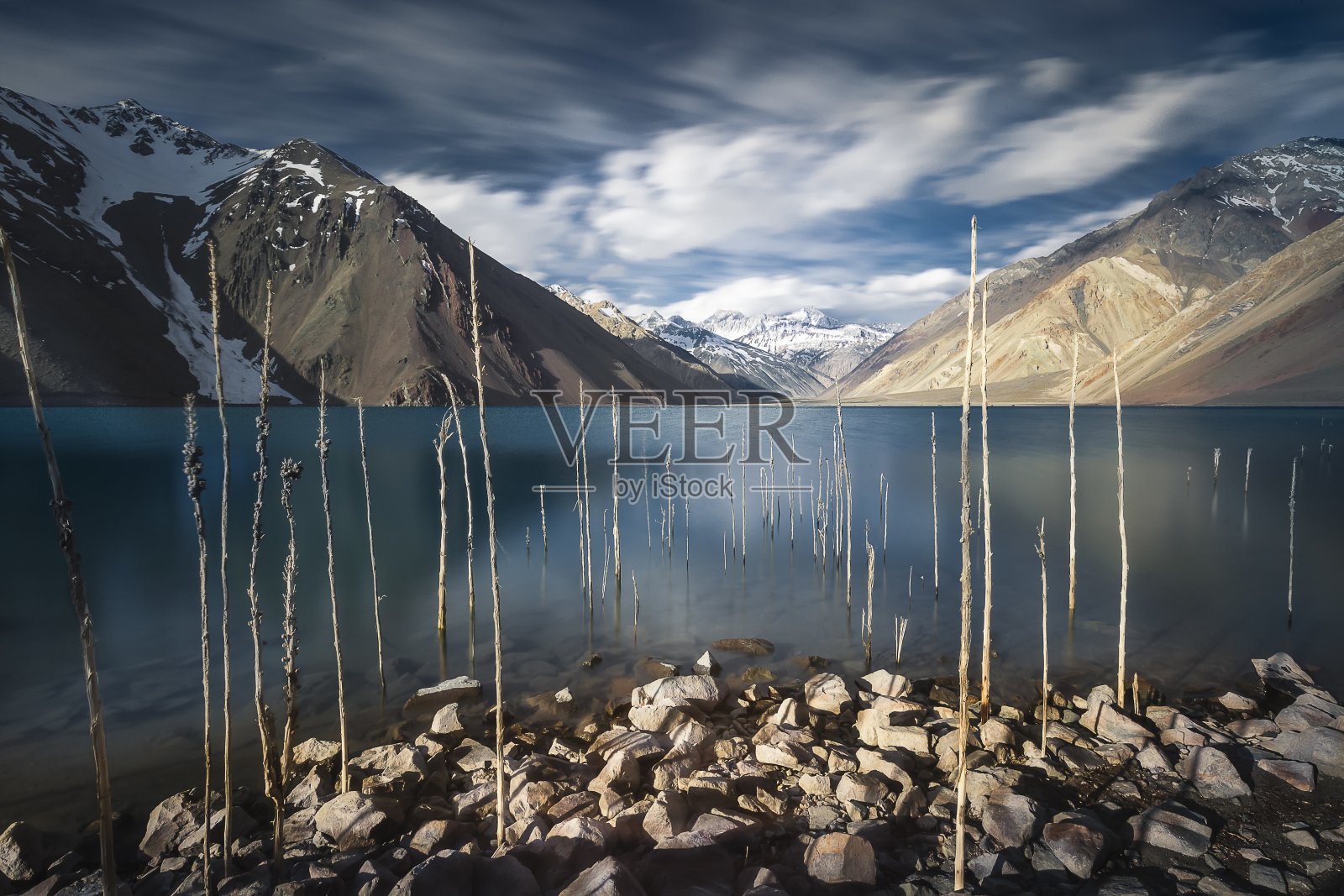 湖的全景，山和蓝天照片摄影图片