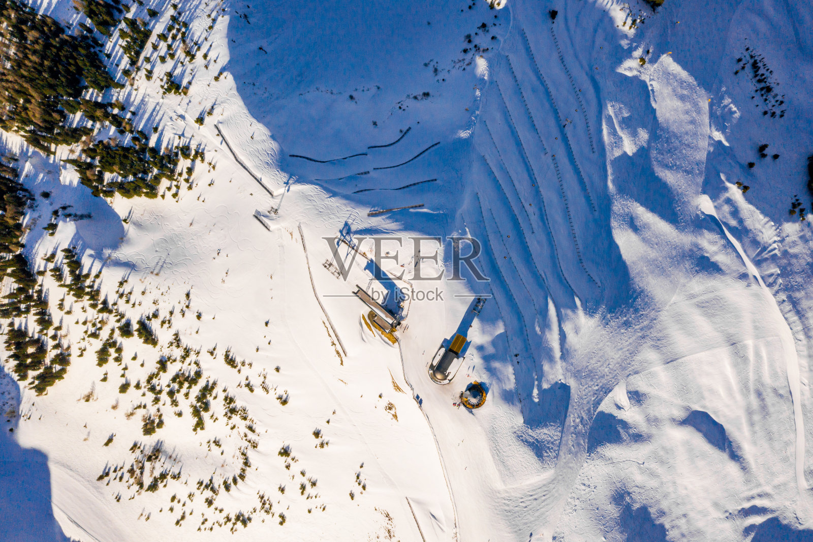 在一个晴朗寒冷的日子里，高角拍摄了雪山奇妙的冬季景观照片摄影图片