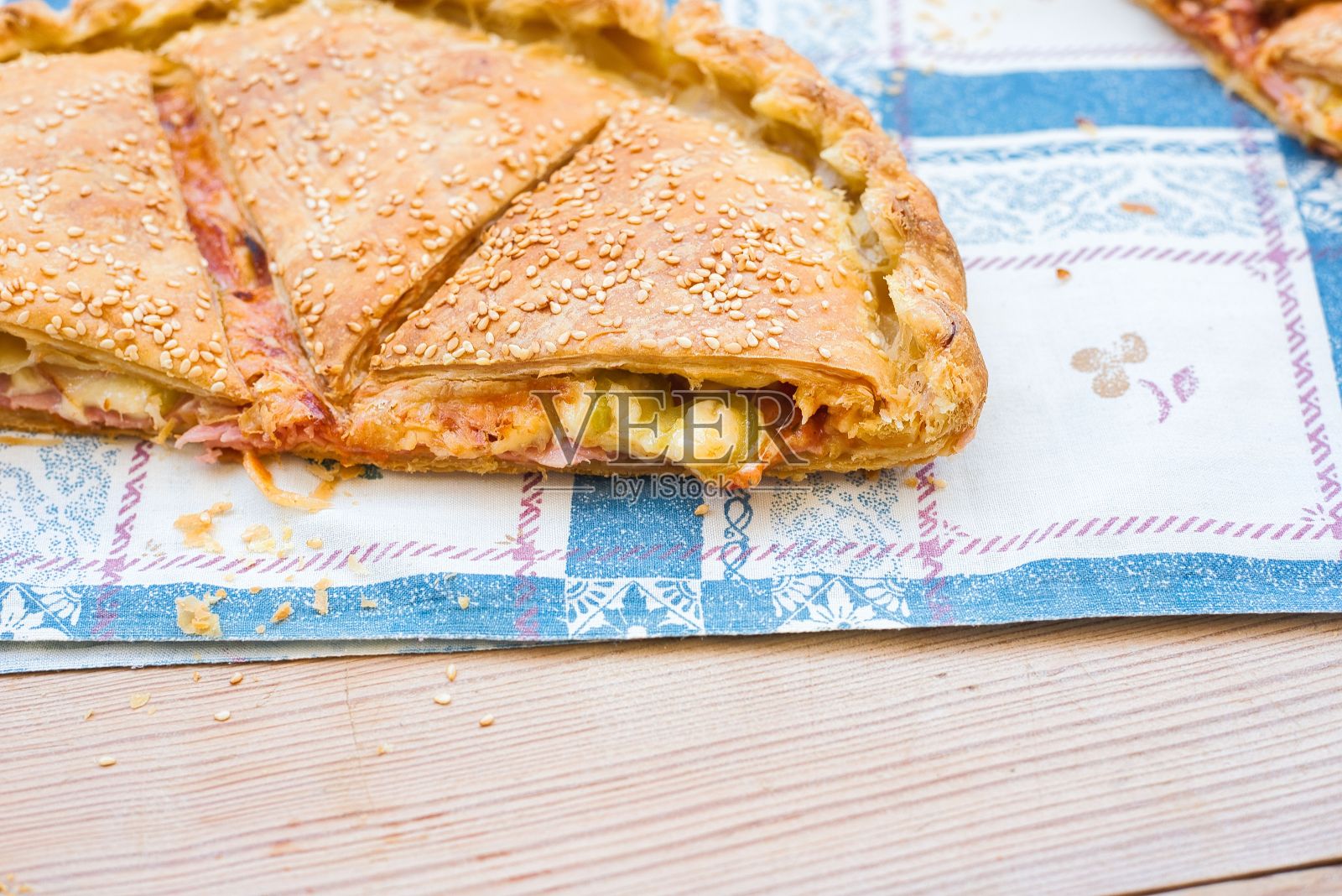 传统的意大利披萨放在木桌上，盖着盖子照片摄影图片