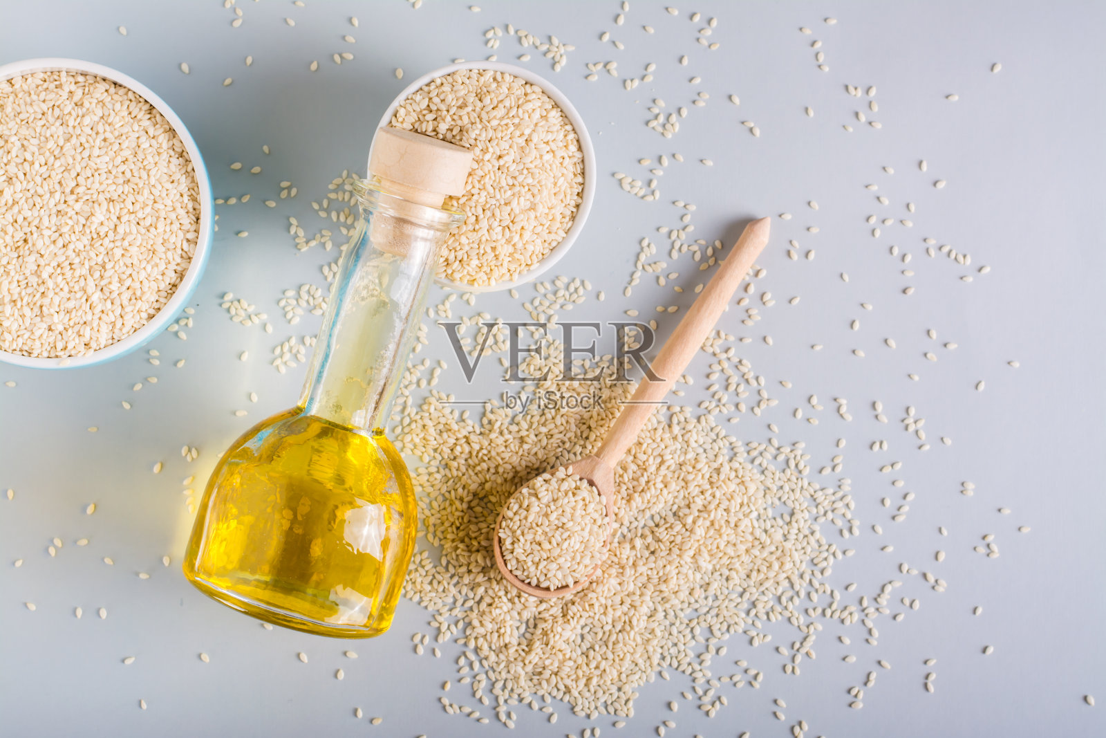 香油盛在玻璃杯里，种子盛在碗里，放在桌上。有机替代食物。俯视图照片摄影图片