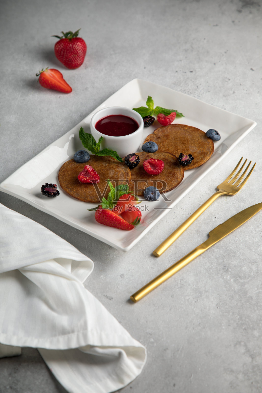 纳瓦林食品和草莓蛋糕，新鲜水果沙拉在碗里照片摄影图片