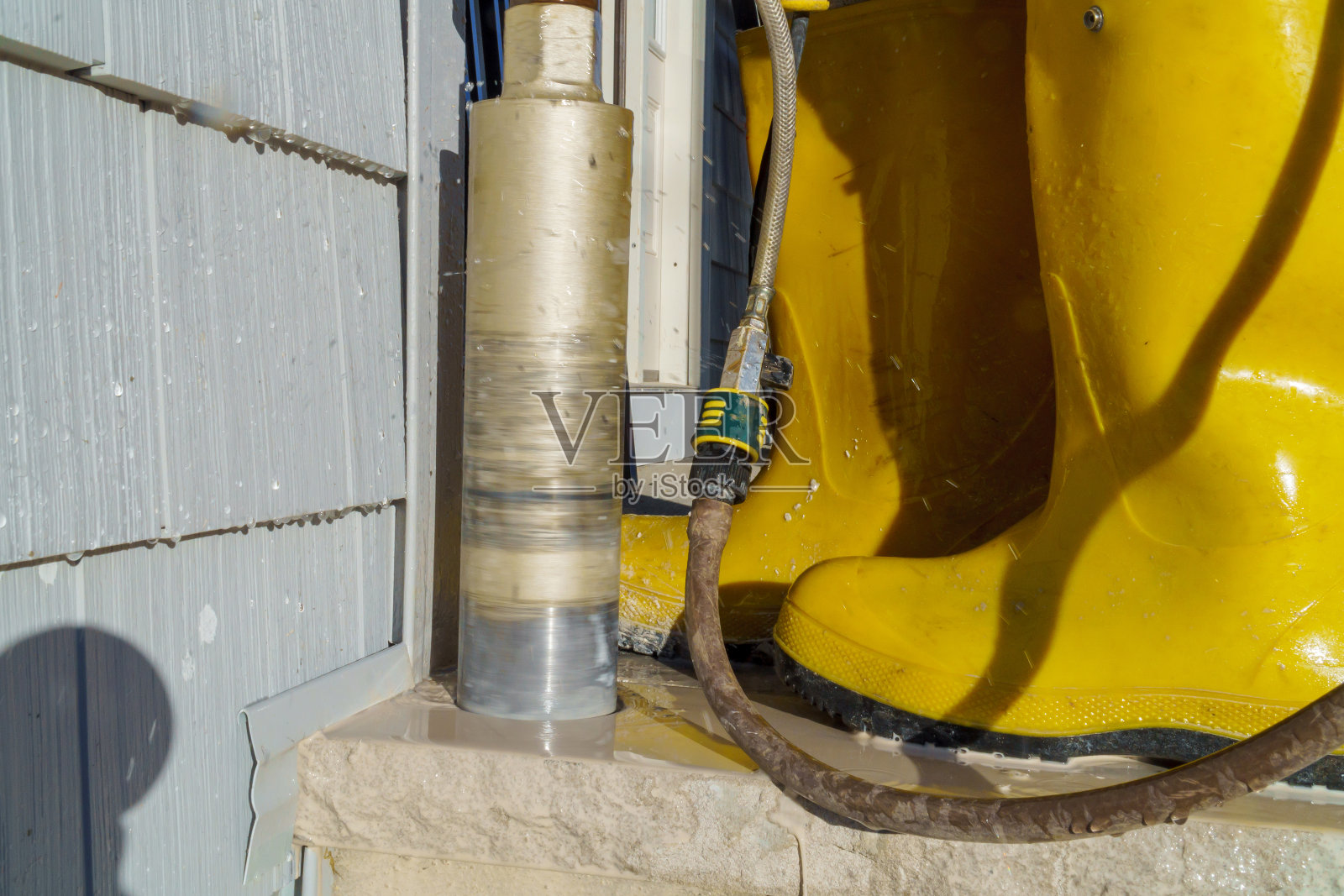 在施工现场用工业钻机钻孔到混凝土照片摄影图片