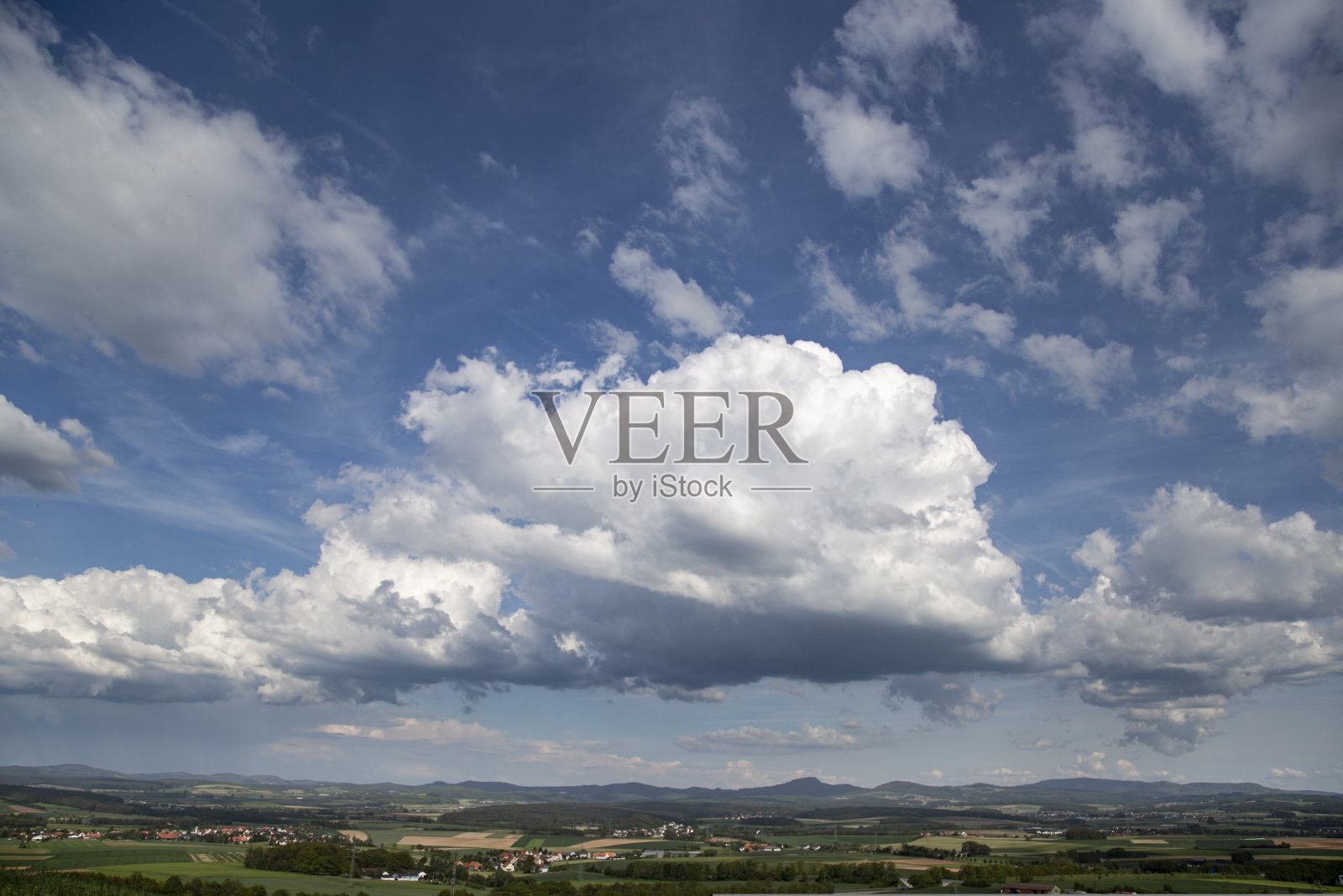 蓝天背景下的美丽云朵。天空slouds。蓝天与多云的天气，自然云雾笼罩的风景。大地上白云，蓝天和阳光。照片摄影图片