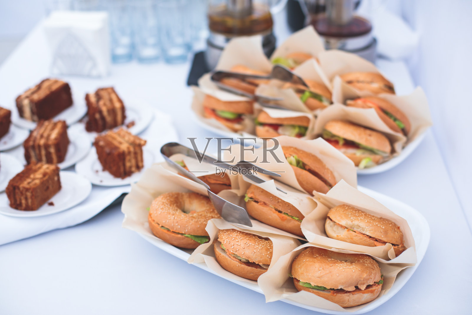 宴会桌，装饰精美的宴会，备有各种与不同的食品小吃开胃菜，在企业生日聚会或婚礼庆典，点心，沙拉，熟食设置照片摄影图片