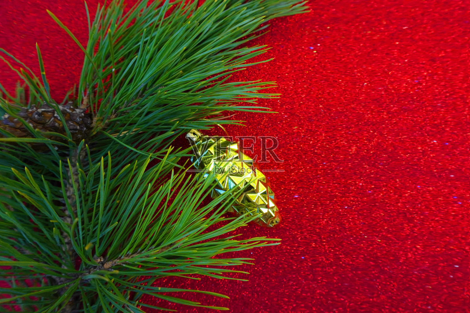 红色的圣诞背景与圣诞树树枝和圣诞球和玩具照片摄影图片