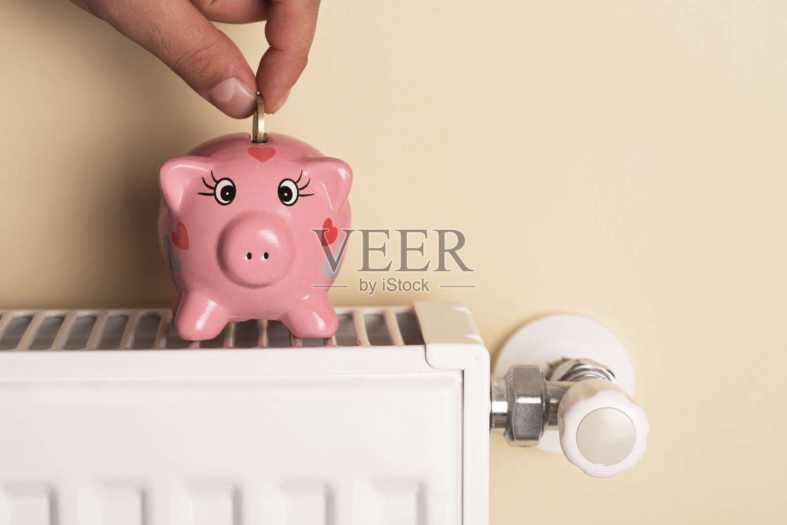 暖气片上的存钱罐照片摄影图片