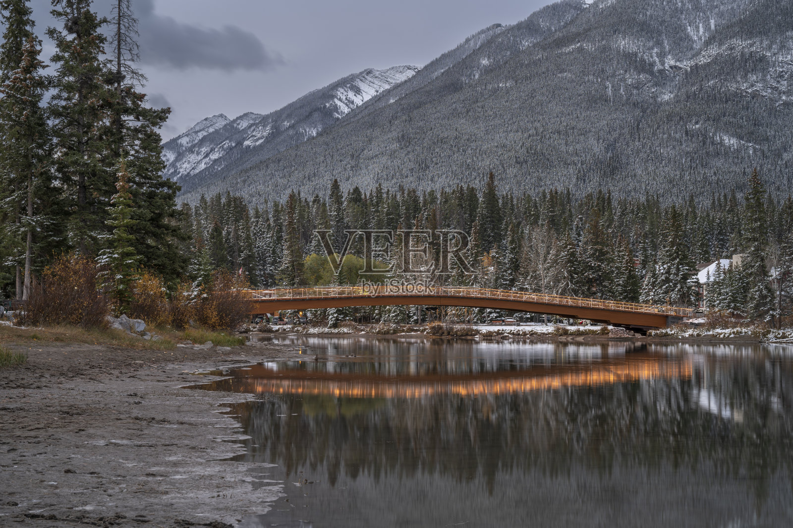 跨越山河的人行桥照片摄影图片