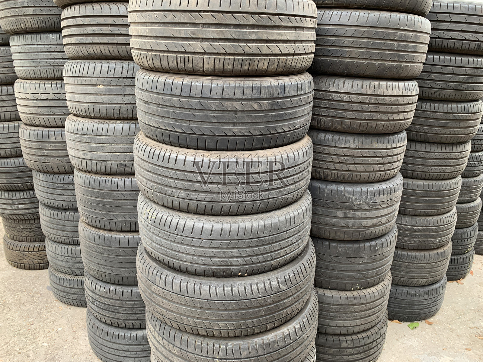 用过的轮胎，堆在一起照片摄影图片