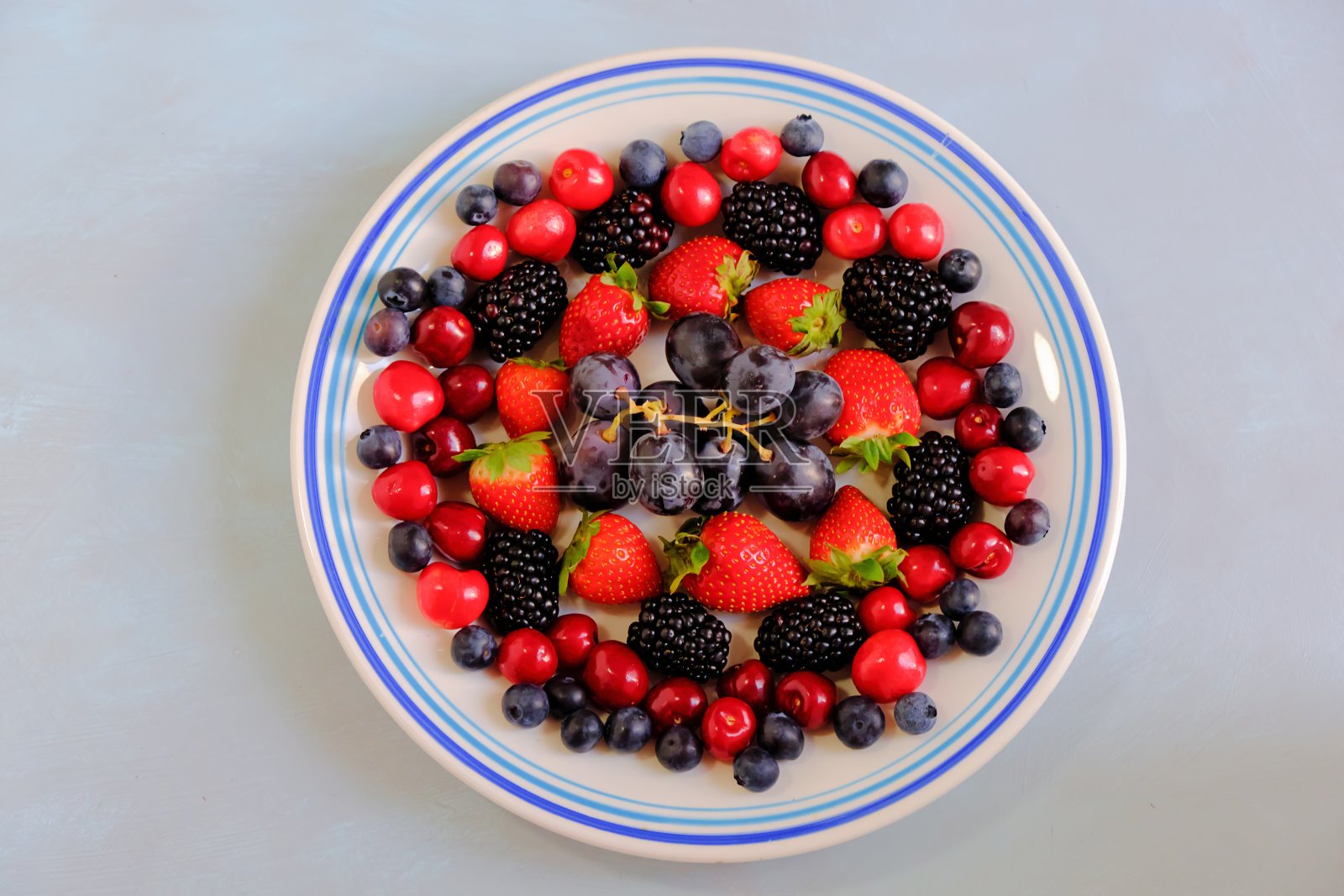 高角度拍摄一盘葡萄，草莓，樱桃，黑莓和蓝莓照片摄影图片