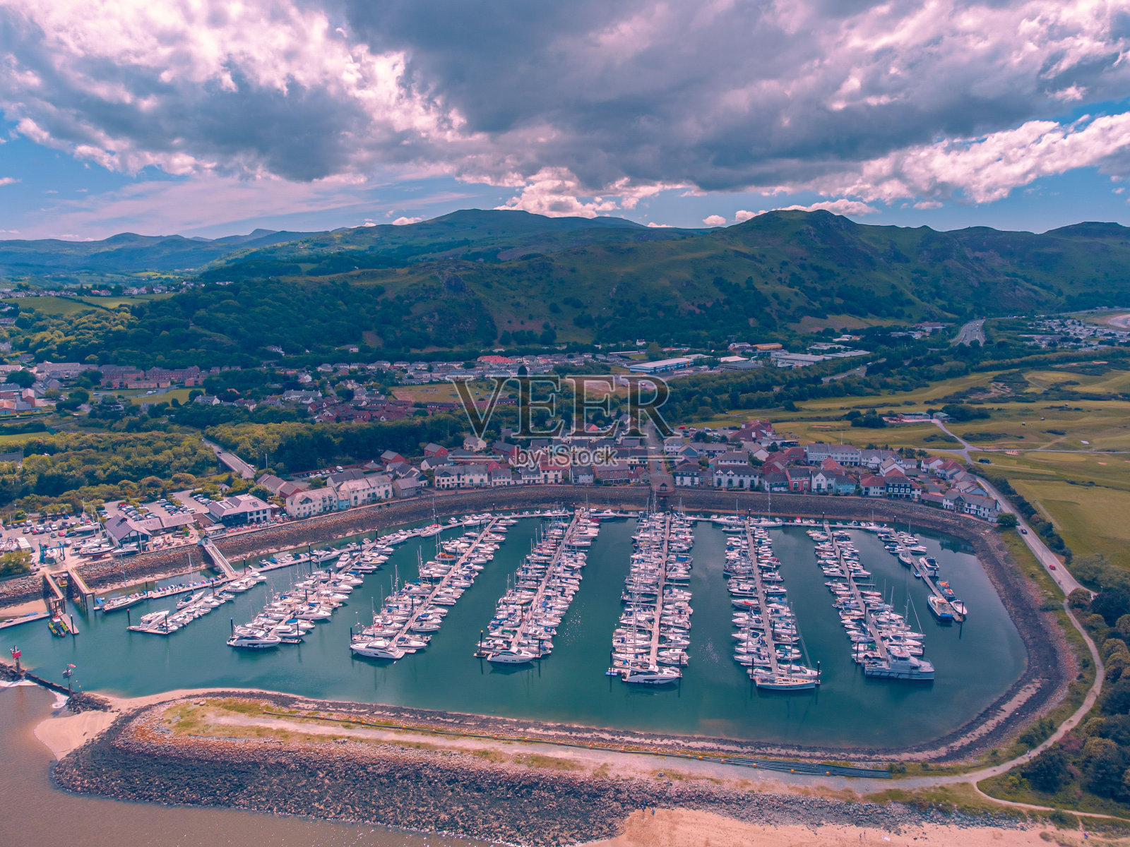 湛蓝多云天空下港口船只的鸟瞰图照片摄影图片