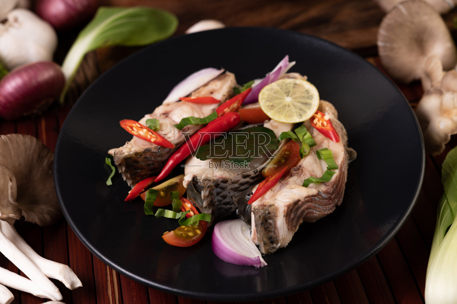 鱼沙拉配青柠、辣椒、柠檬草、洋葱、红洋葱、欧芹和青柠叶。照片摄影图片