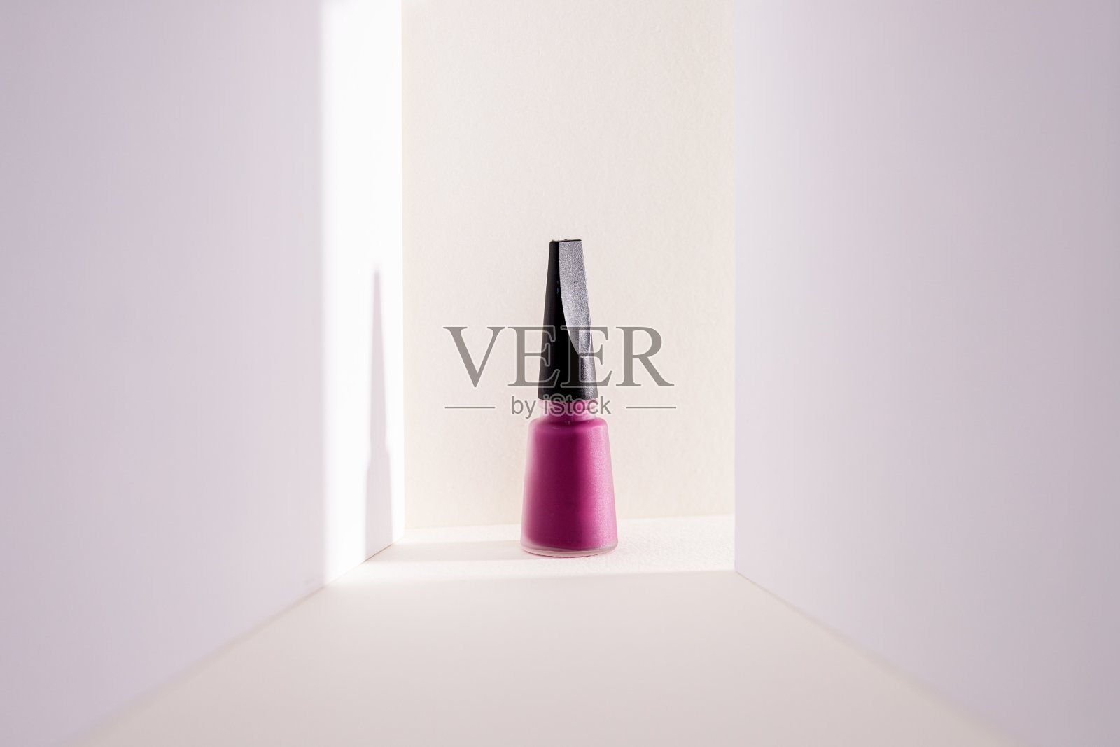 白色背景下的紫色指甲油特写照片摄影图片