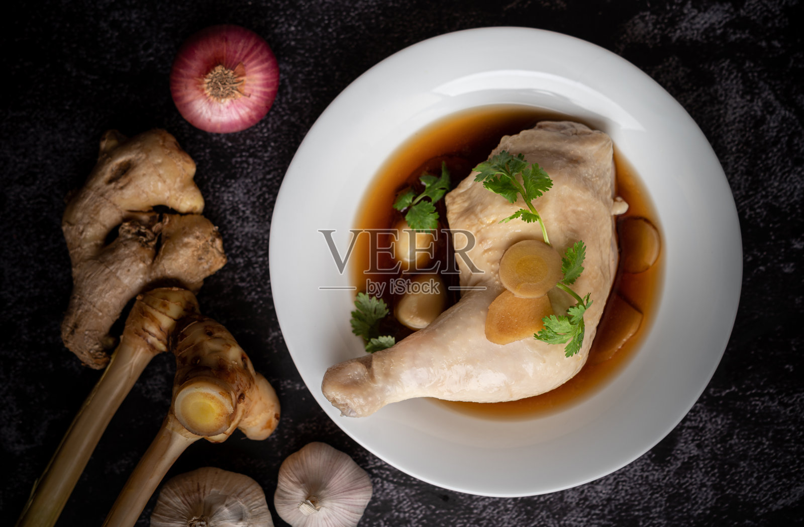 炖鸡腿，高良姜，大蒜和柠檬照片摄影图片