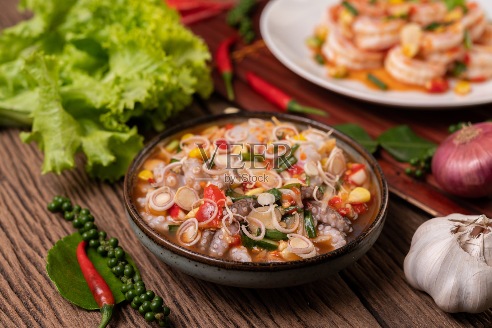 鱿鱼沙拉配香菜、葱花、大蒜和玉米照片摄影图片