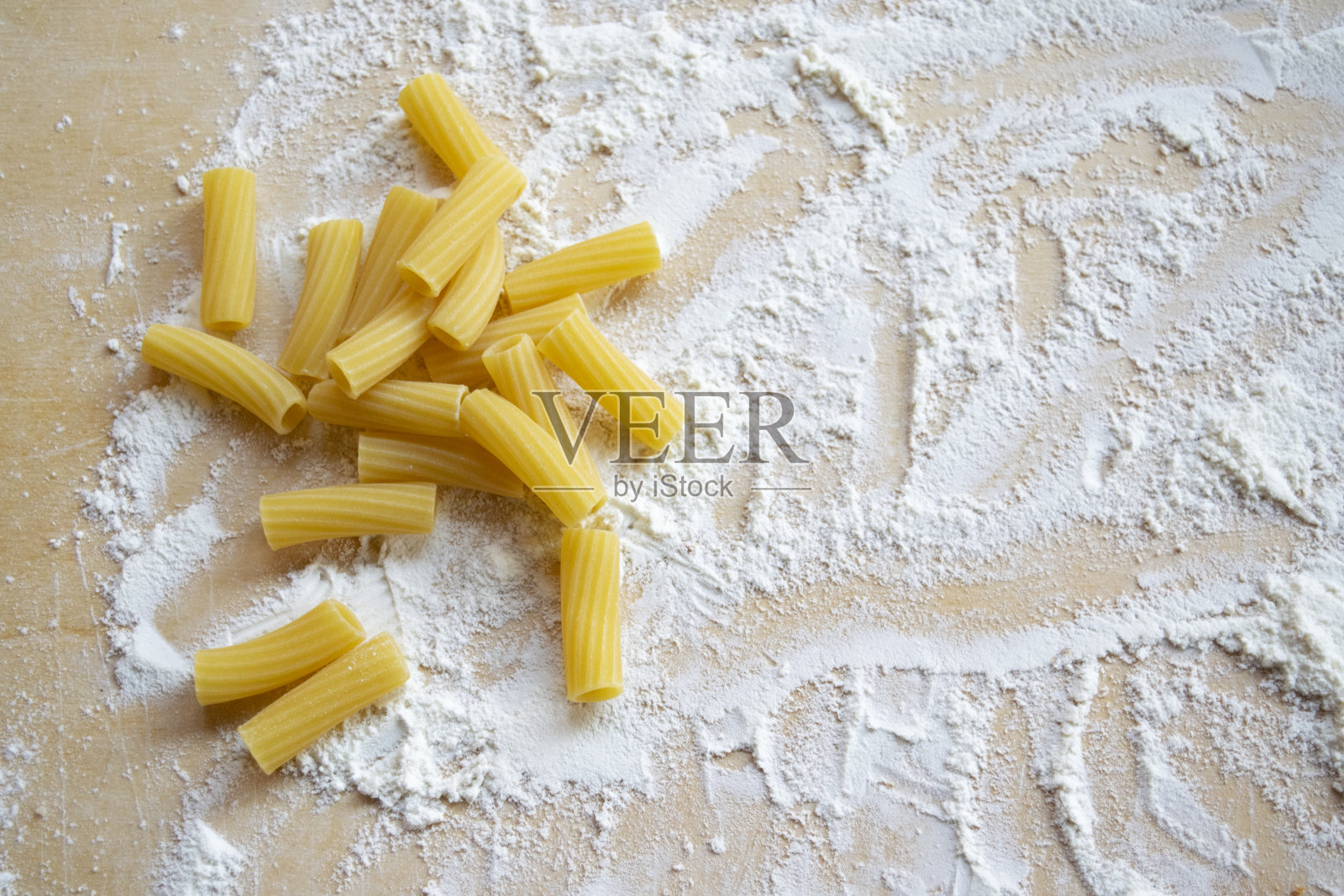 意大利通心粉放在面粉中间照片摄影图片
