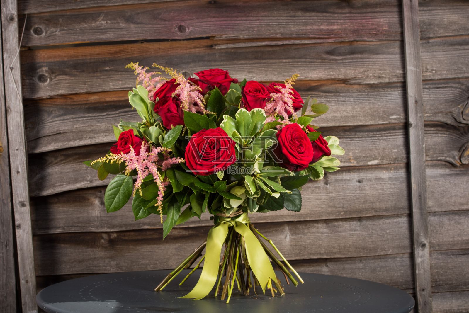 桌子上一束红玫瑰的特写镜头照片摄影图片