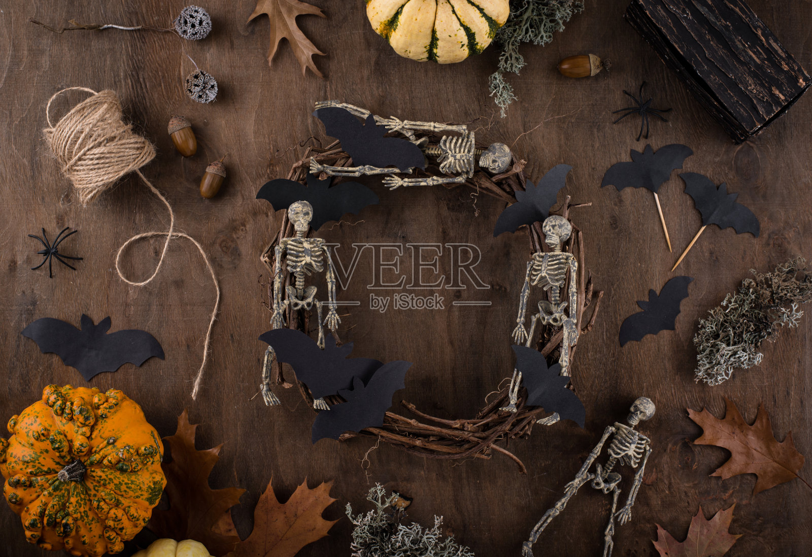 制作万圣节花环的过程。照片摄影图片