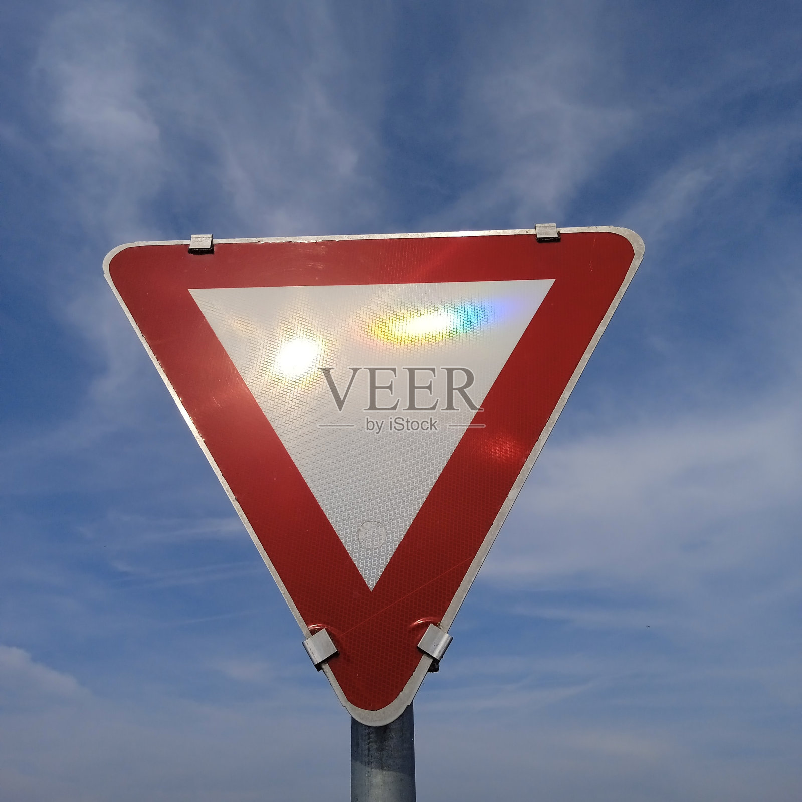 让路:让路或让路的交通标志照片摄影图片