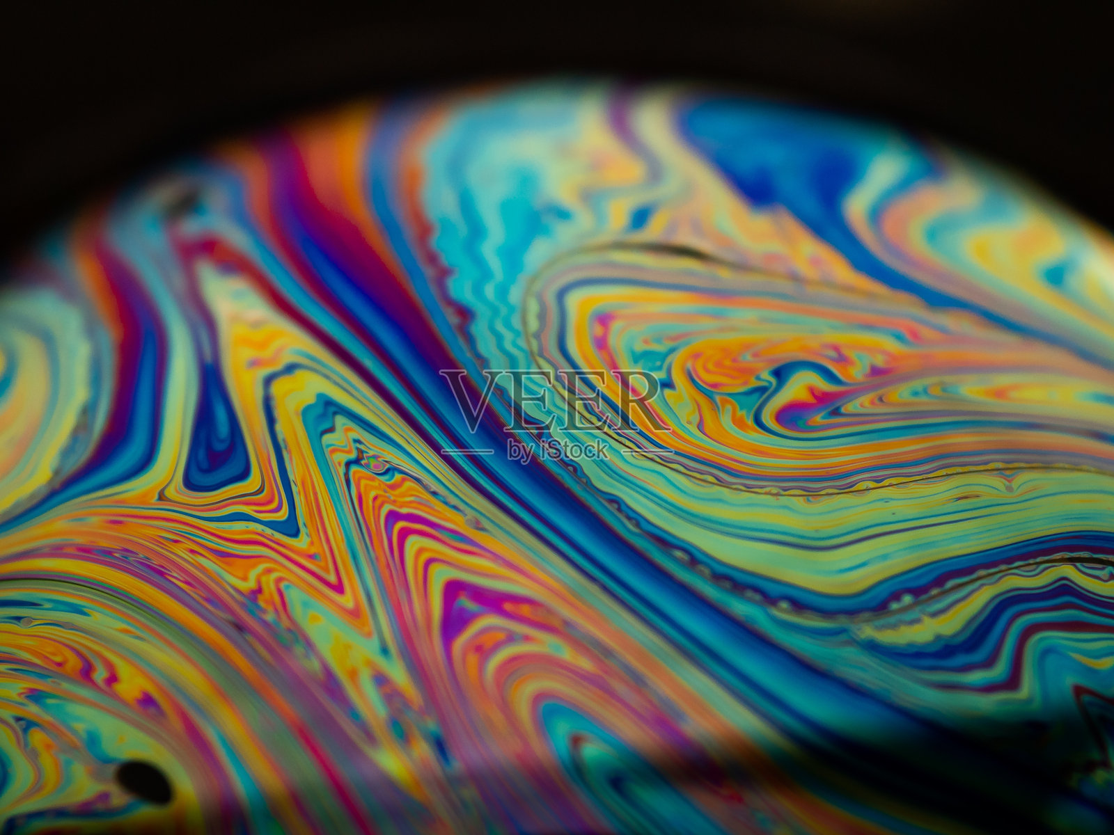 一个美丽的肥皂泡在一个黑色背景微距镜头-完美的墙纸照片摄影图片