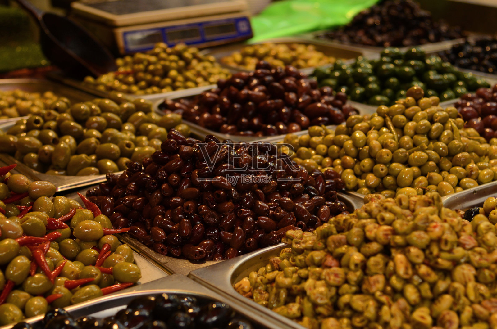腌制橄榄特写，市场摊位照片摄影图片