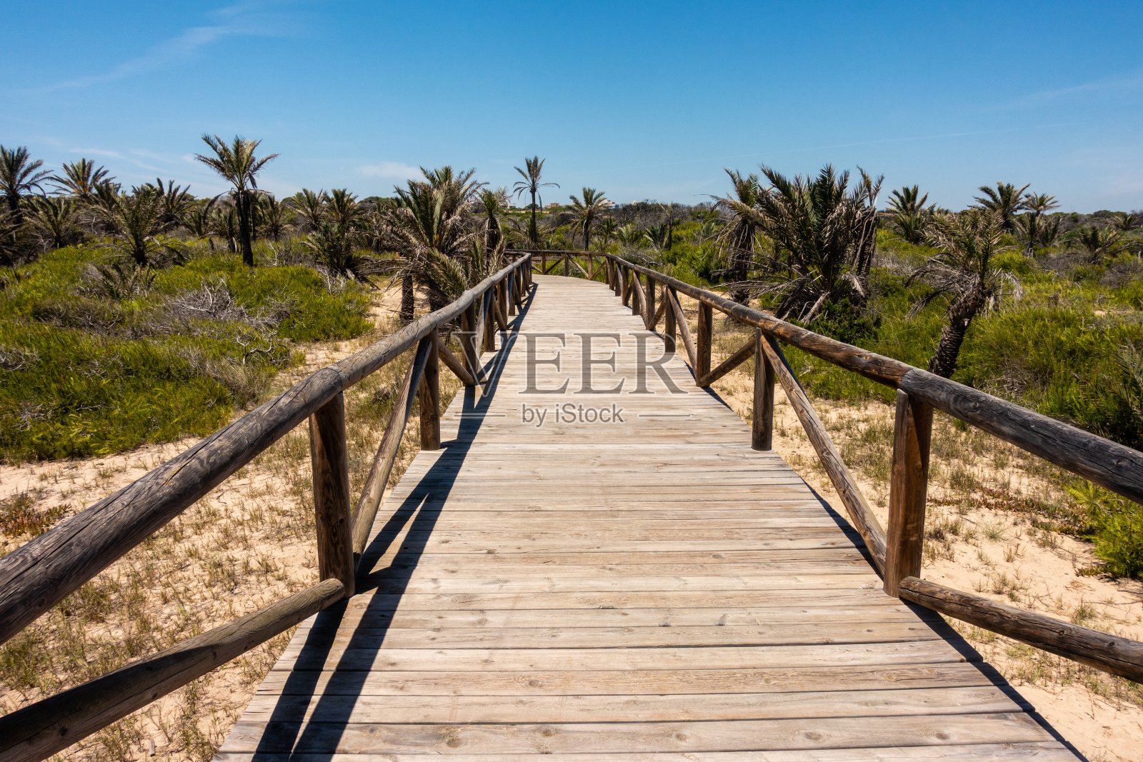 西班牙瓜达玛尔木制栈道的特写镜头照片摄影图片
