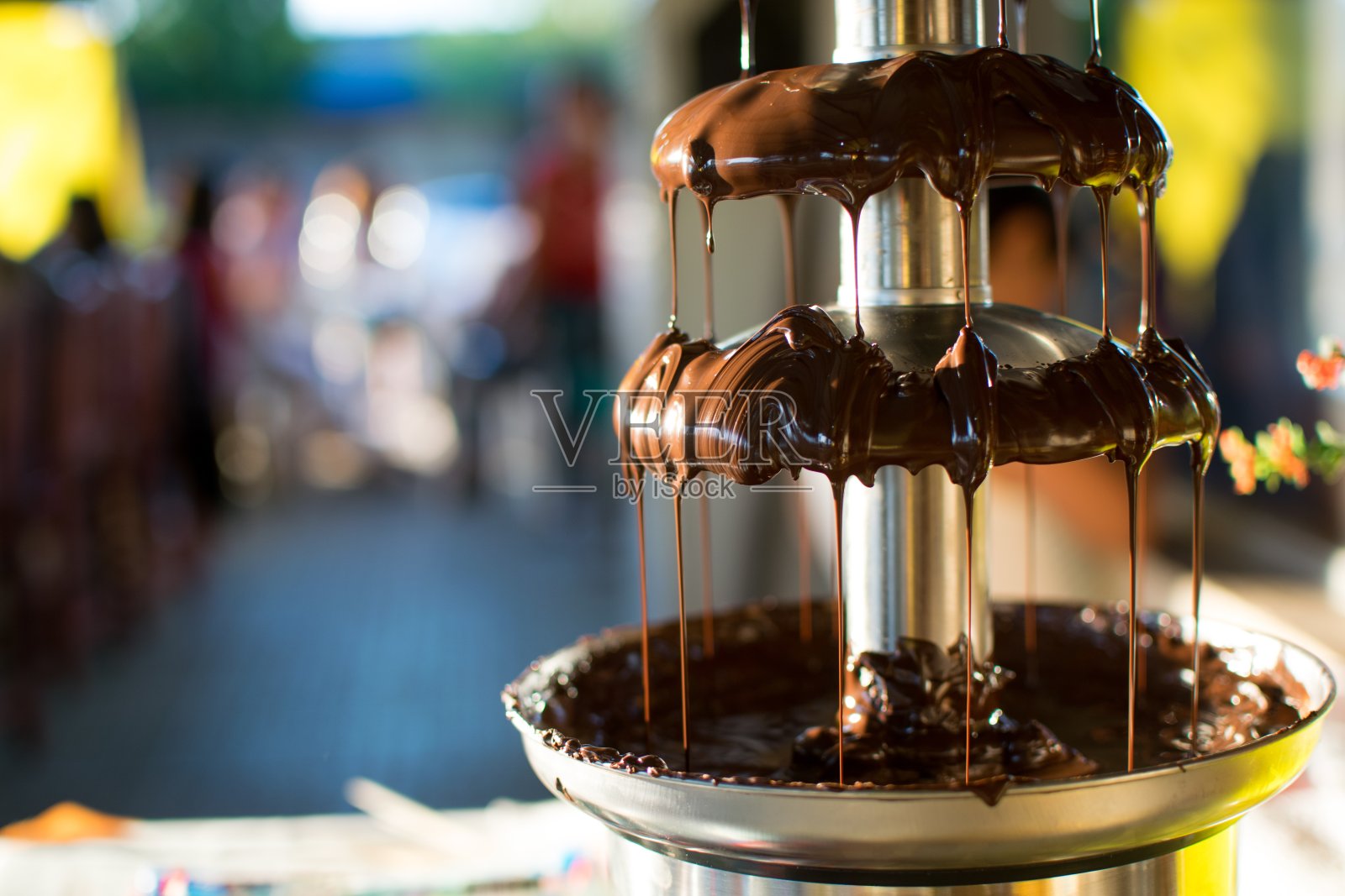 选择焦点镜头的关闭巧克力喷泉与巧克力滴照片摄影图片